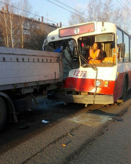 Троллейбус с пассажирами пострадал в ДТП в Ижевске