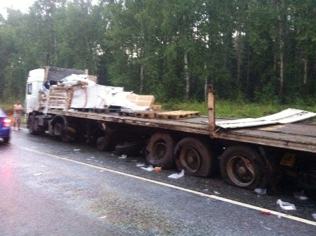 Два грузовика лоб в лоб столкнулись на трассе Елабуга-Пермь 