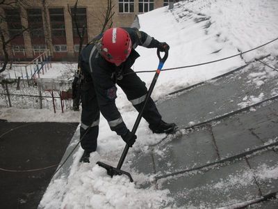 Расчистить крыши от снега игринских коммунальщиков смог заставить только прокурор