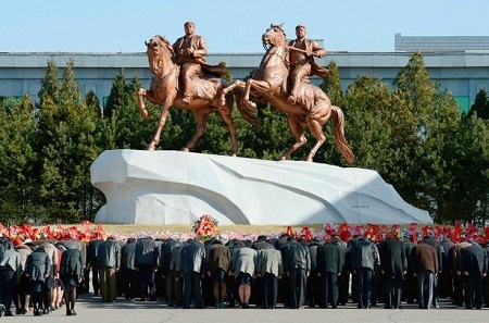 Водителей Пхеньяна обязали снижать скорость до 5 км/ч возле памятника первым вождям КНДР