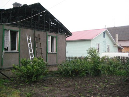 Молния стала причиной пожара кровли дома в Увинском районе 