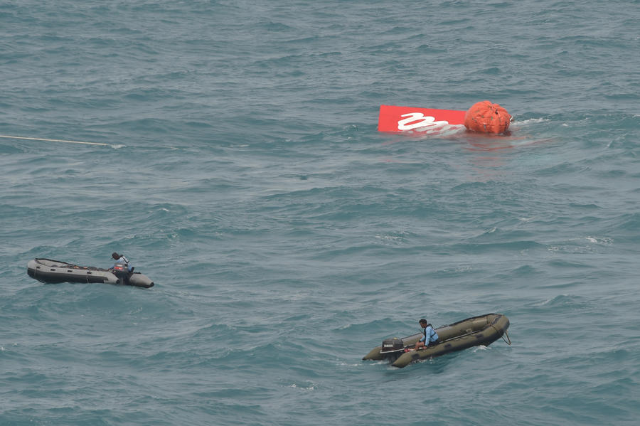 12 вахтовиков погибли при падении автобуса в море