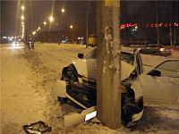 Водитель легковушки врезался в светофор в Ижевске