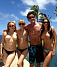 47-летний Чарли Шин развлекается на Гавайях с тремя порноактрисами