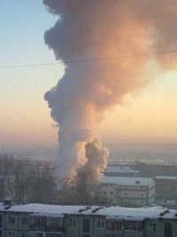 Видео очевидцев: пожар в жилом доме Ижевска тушат более 10 расчетов