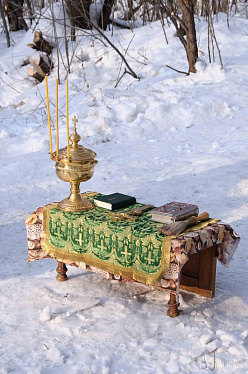 Одна из скульптур авторов стоит у Свято-Михайловского собора