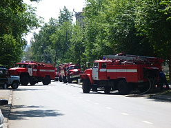 Улицу Коммунаров перекрыли пожарные автомобили