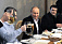 Фото: Путин выпил 3 кружки пива с фанатами под закуску из раков и пельменей