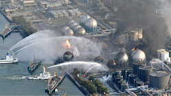 Пожары нефтехранилище в Ичихаре  тушат морской водой прямо с кораблей