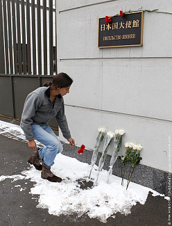 К российскому посольству в Японии несут цветы