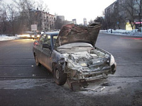 Легковушка залетела под автобус в Ижевске