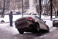 В Ижевске машина провалилась под асфальт