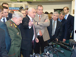 Развитие стрелкового оружия Рогозин назвал стратегической задачей