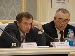 Насупившийся Валерий Загайнов, генеральный директор ООО «УК «СВ»