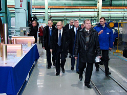 Кириенко обещал вложить в завод еще 15 млрд рублей