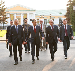 Путин прогулялся  по скверу