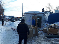 В Ижевске принудительно снесли торговый ларек на ул. Красноармейской