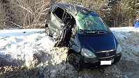 «Мерседес» врезался в автобус в Устиновском районе Ижевска