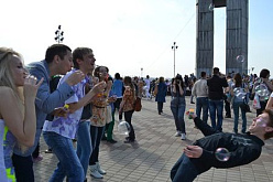 Сбор участников мыльного фестиваля состоялся "под экраном" на Центральной площади