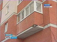 Экскаватор разрушил балкон ижевской новостройки