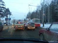 Фото: в Ижевске десятки троллейбусов обездвижил грузовик, протаранивший столб 