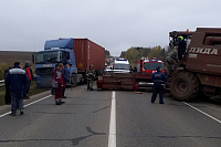 В Удмуртии пьяный водитель комбайна протаранил стоящий «Мерседес»