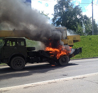 В Ижевске на ул. Чугуевского загорелся автокран