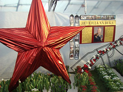 Звезда на фоне укаршшенного цветами автомата Калашникова