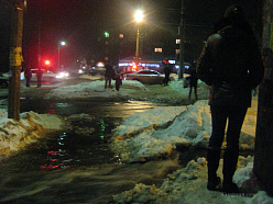 Пешеходы не могут перейти затопленную улицу
