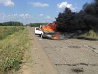 Фото: «Волга» вспыхнула на трассе в Удмуртии 