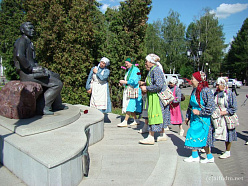 Бабушки возложили цветы к памятнику Кузебая Герда
