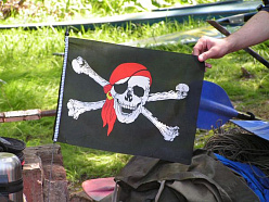 Туристы-водники  сродни пиратам и уважают веселого роджера