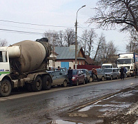 В Ижевске бетоновоз собрал "паровозик" из 9 автомобилей