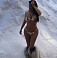 Ким Кардашьян отдыхает на горнолыжном курорте в меховом купальнике