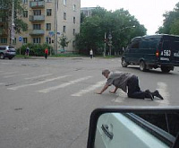 Съемки ГИБДД: пьяный пешеход  в Ижевске бросился под  фуру