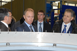 Путин ознакомился с образцами продукции