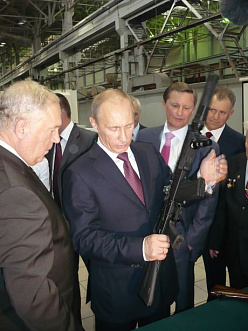 Путин лично опробовал ижевское оружие