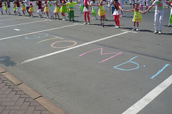 Дети нарисовали на асфальте главный лозунг праздника: "Ижевск  - это мы"