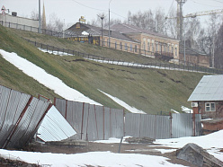 Под тяжестью снега покосился забор за ижевским техникумом