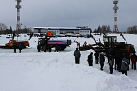 Фоторепортаж: на мотогонках в Ижевске КамАЗ застрял на ледовой трассе