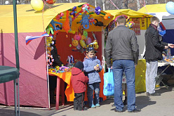 Киоски с игрушками и шарами разукрасили площадь во все цвета радуги