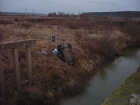 В Удмуртии погиб водитель вылетевшего с моста ВАЗа