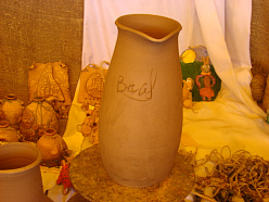 Подпись от президента  Удмуртии на глиняном горшке