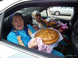 С караваем уезжают бабушки домой