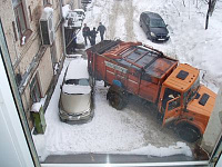 Фото: мусоровоз врезался в две иномарки в ижевском дворе