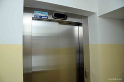 Современный лифт марки «Kone» поднимается до пятого этажа