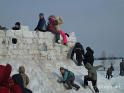 Дети атаковали ледяную крепость