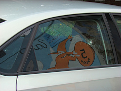 Отражение граффити в тонировке автомобиля