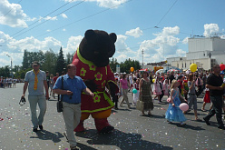 Огромный медведь прошелся по центральной площади Ижевска