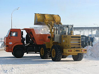 Дорожники вывозили снег ночью  в Ижевске